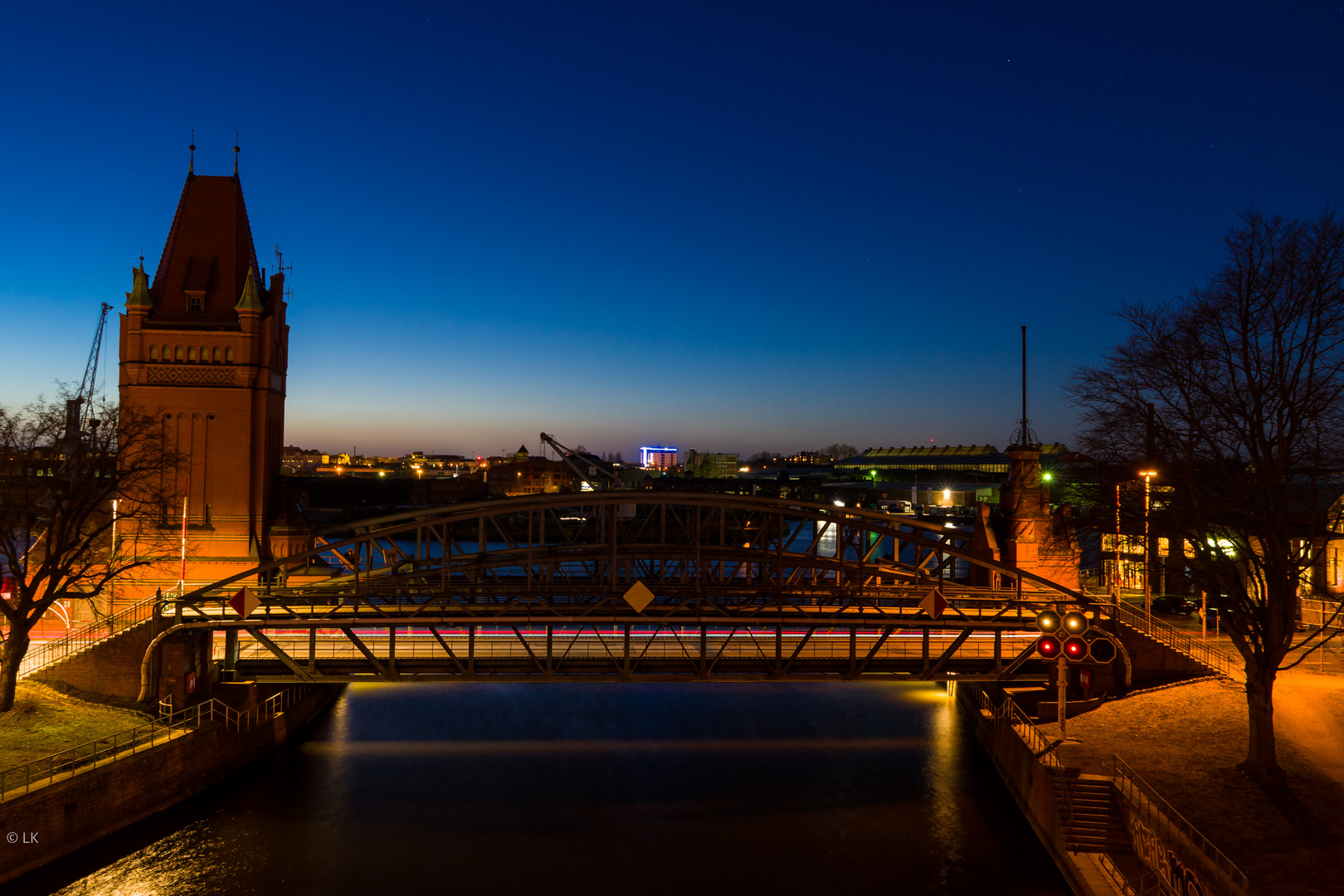 Die Hubbrücke zur Blauen Stunde