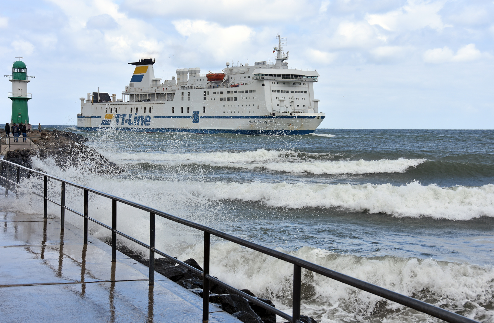 Die "Huckleberry Finn" läuft in Warnemünde ein