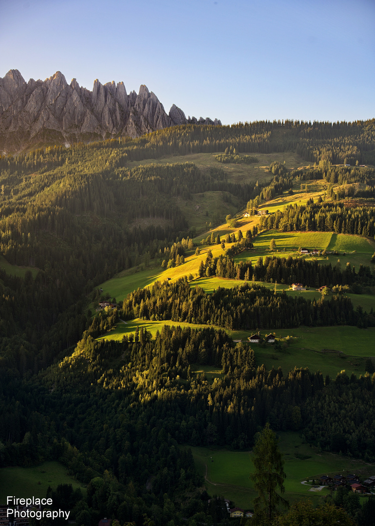 Die Hügel über Mühlbach, Region Hochkönig in goldenes Licht getaucht
