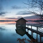 Die Hütte am See bei Sonnenuntergang