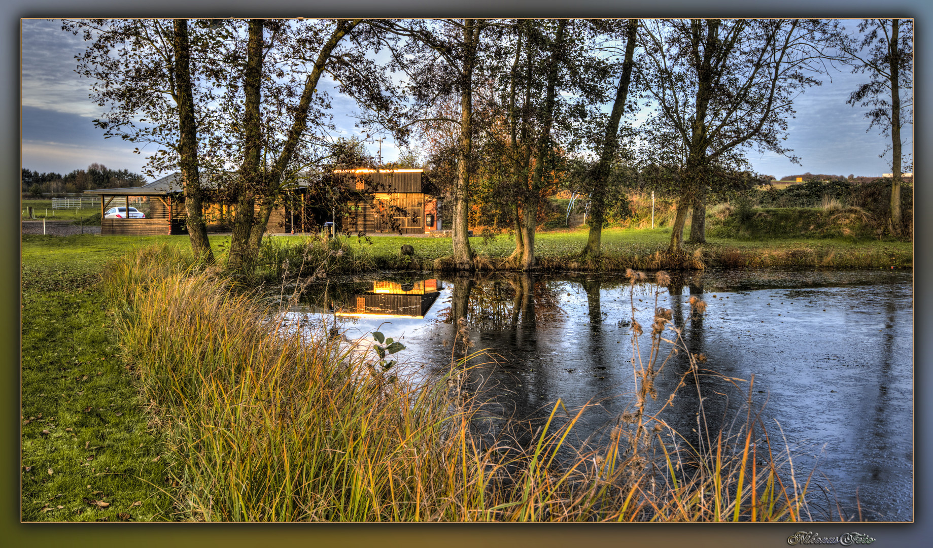 Die Hütte am See im Abendlicht