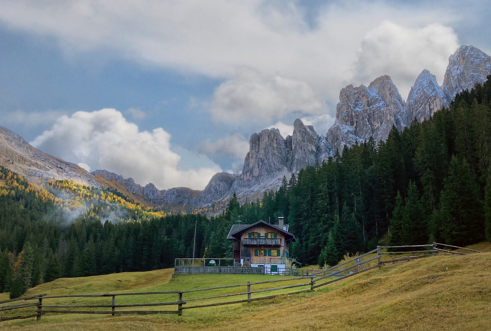 die Hütte vor den Spitzen