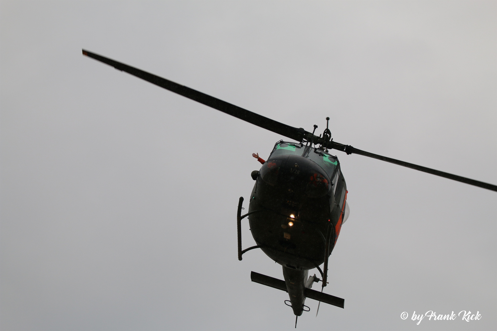 Die "Huey" im Überflug mit Gruß des Piloten.