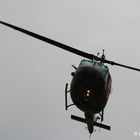 Die "Huey" im Überflug mit Gruß des Piloten.