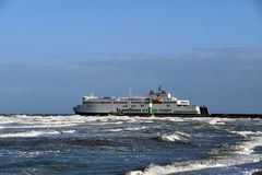 Die Hybridfähre "Berlin" an der Warnemünder Westmole