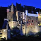 Die illuminierte Burg Eltz zur Blauen Stunde