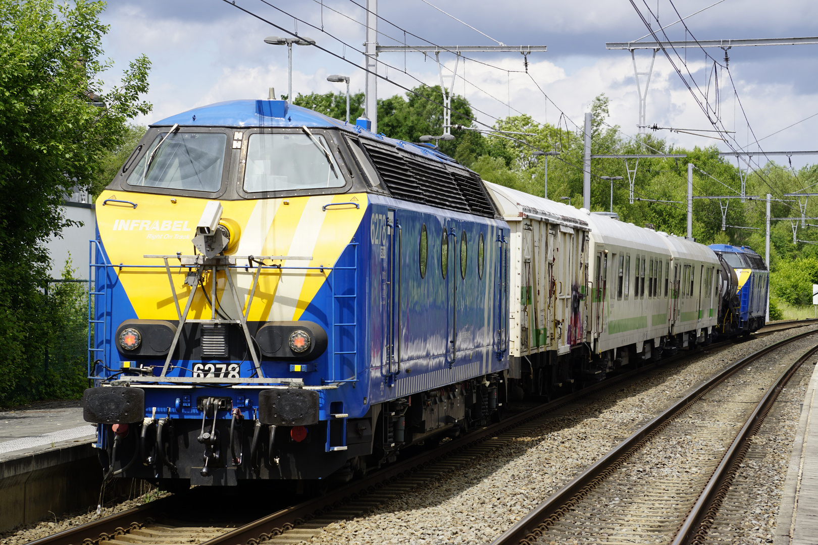 Die Infrabel ist mit der 6278 und 6250 als Sandwich mit Weedfree On Track