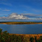 Die Insel Bock im Sonnenlicht, im Hintergrund die offene See...