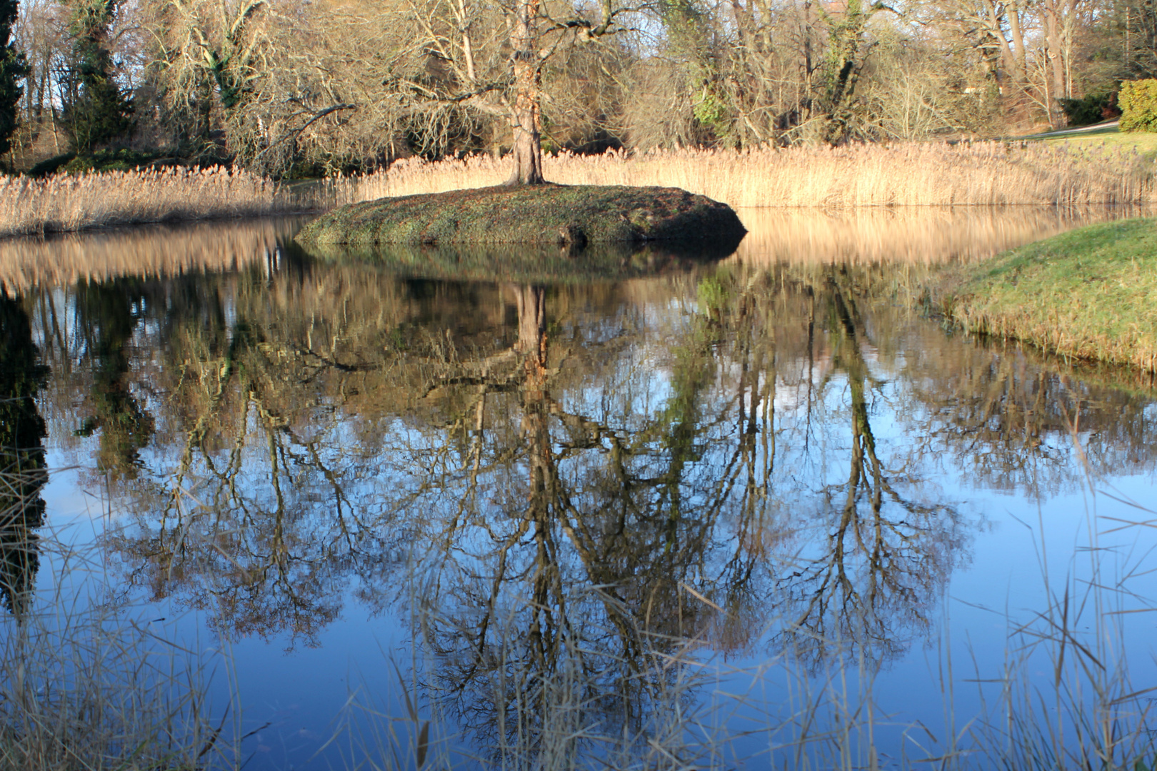 Die Insel der Ruhe spiegelt sich