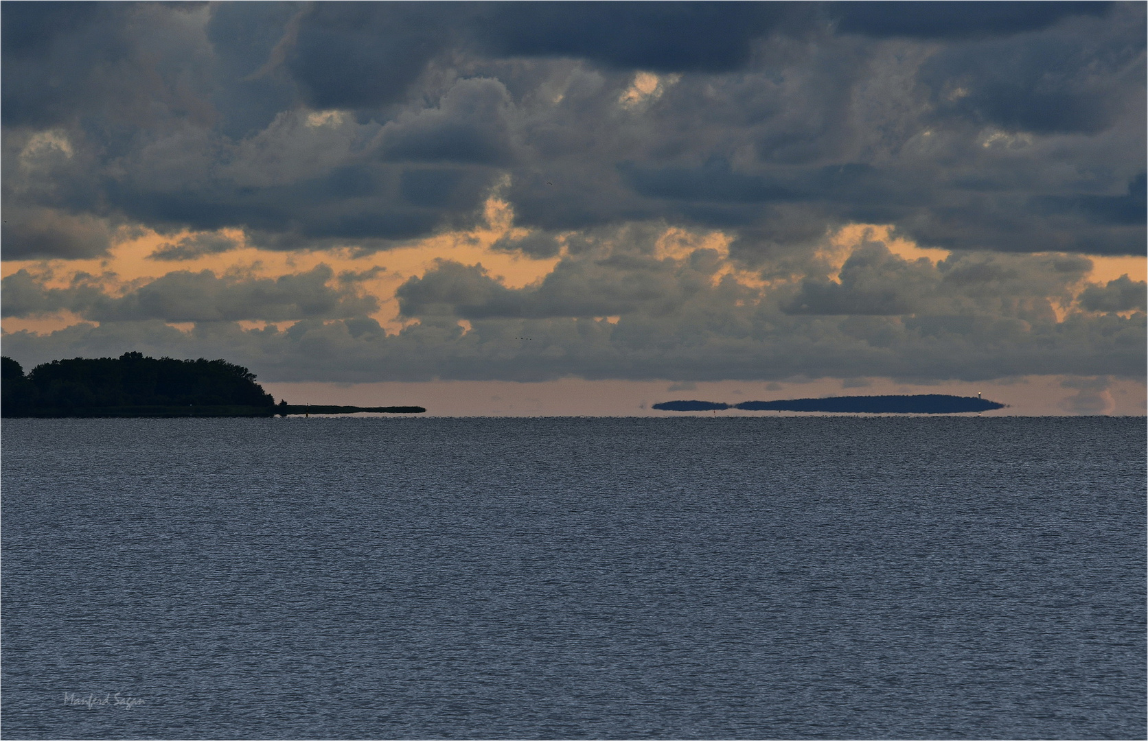 Die Insel Hiddensee schwebt davon - gesehen von der Stralsunder Nordmole... 