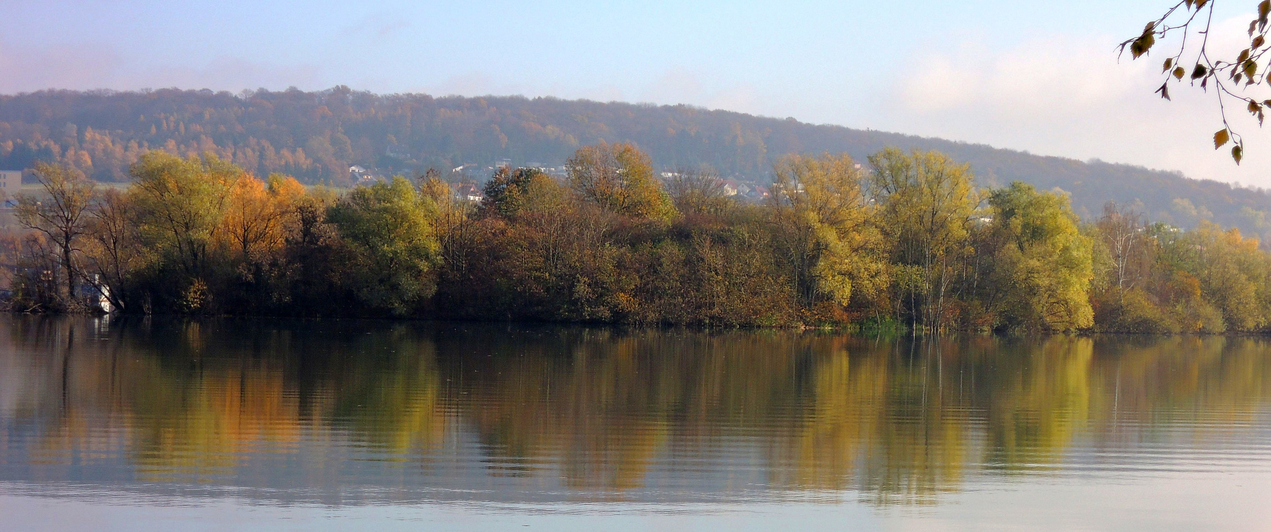 Die Insel im Freizeitsee im herbstlichen Kleid.