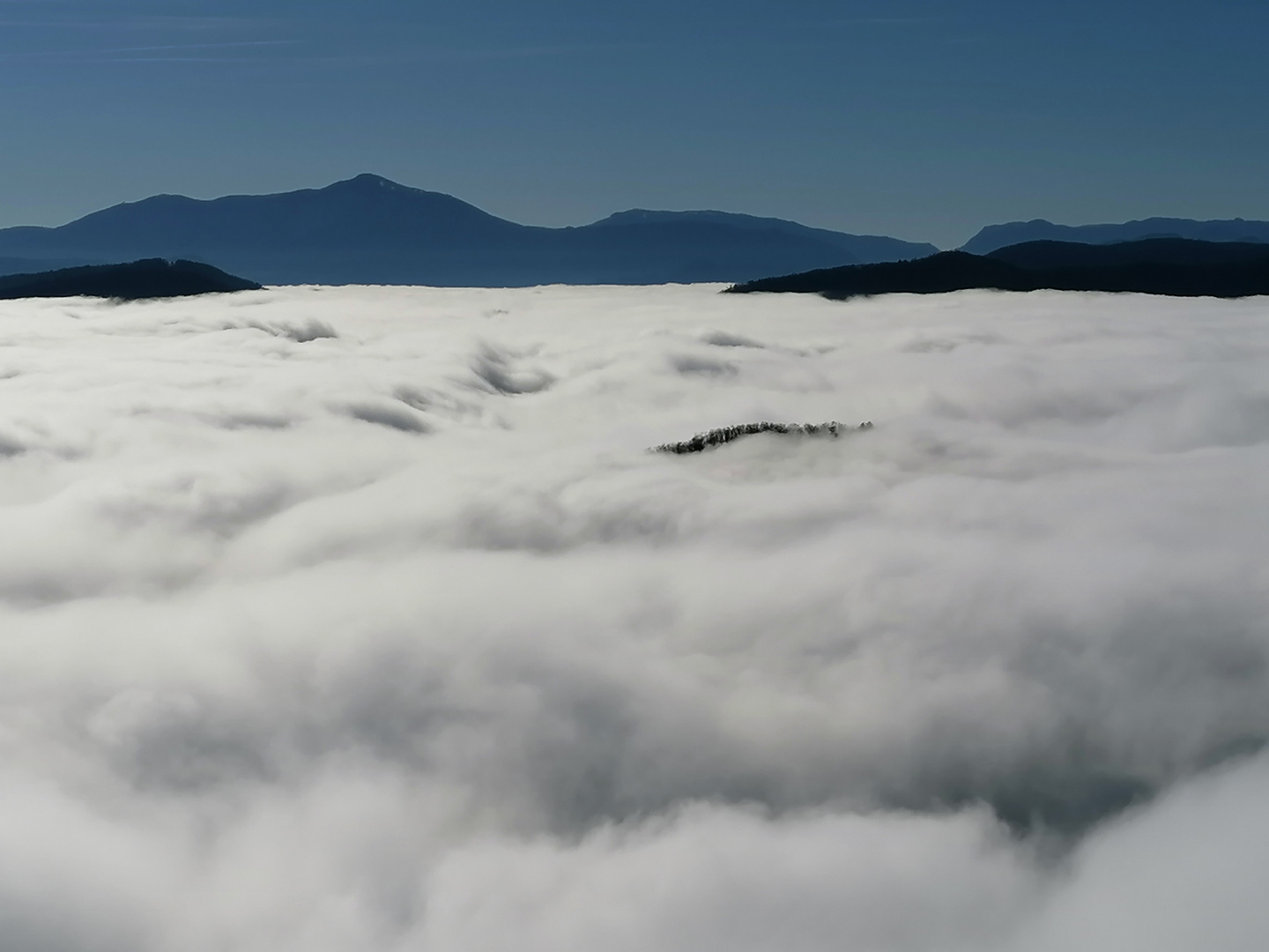 Die Insel im Wolkenmeer