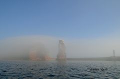 Die Insel unter einer Nebelglocke