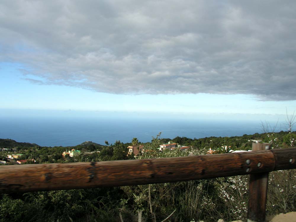 Die Insel verschluckt von Wolken