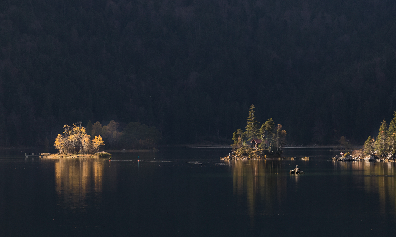 Die Inseln im Eibsee angestrahlt vom letzten Licht.