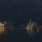 Die Inseln im Eibsee angestrahlt vom letzten Licht.