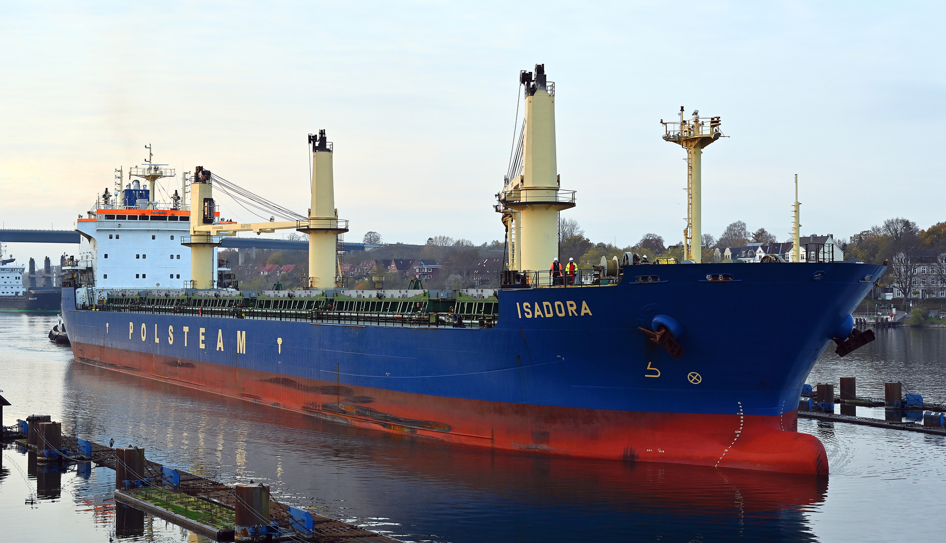 Die ISADORA vor der Schleuse Kiel Holtenau