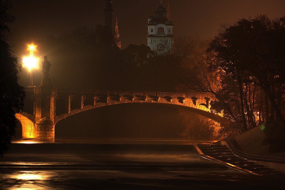 Die Isar in München bei Nacht. Maximilianbrücke (HDR mit Lens Flare).