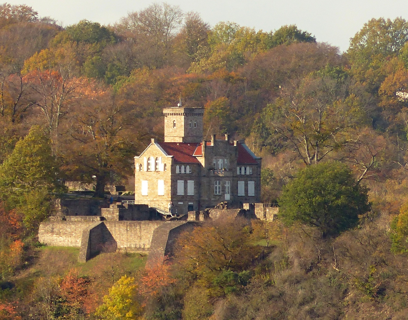 die Isenburg im Herbstwald