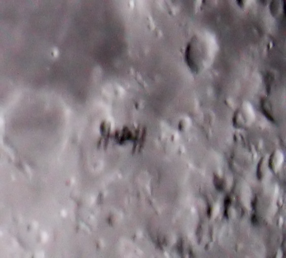 Die ISS im Mond