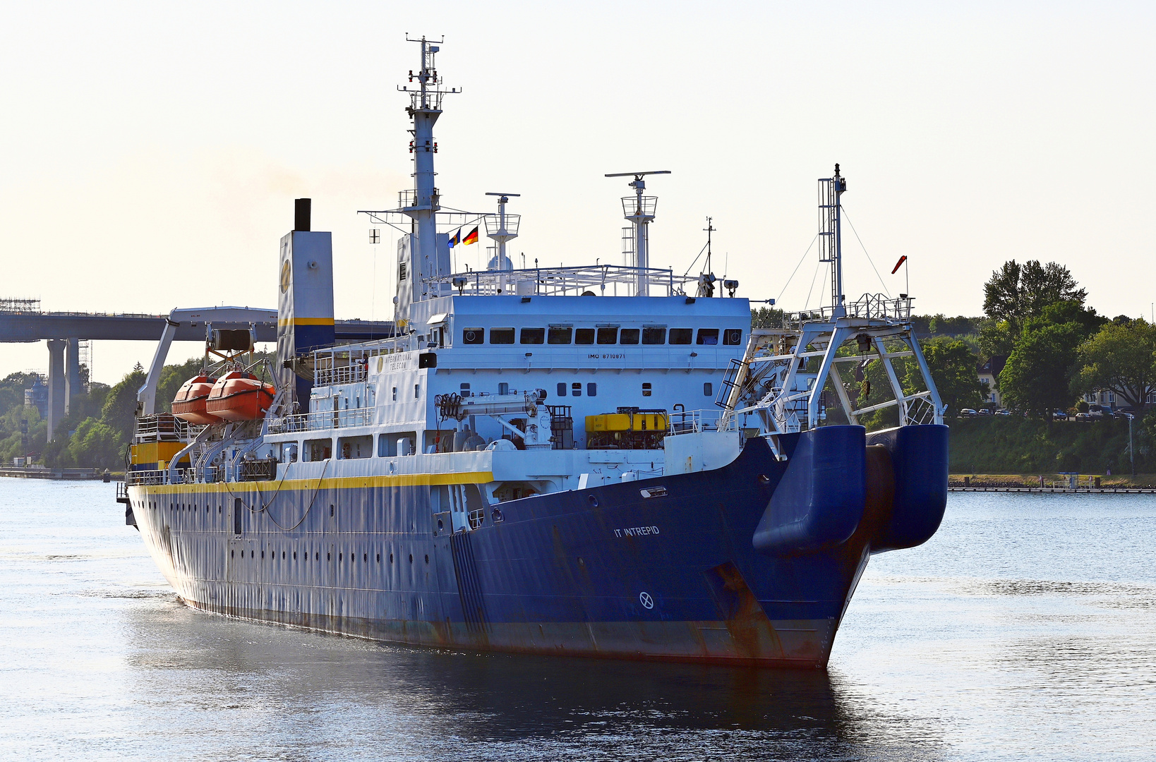 Die IT INTREPID vor der Schleuse Kiel Holtenau