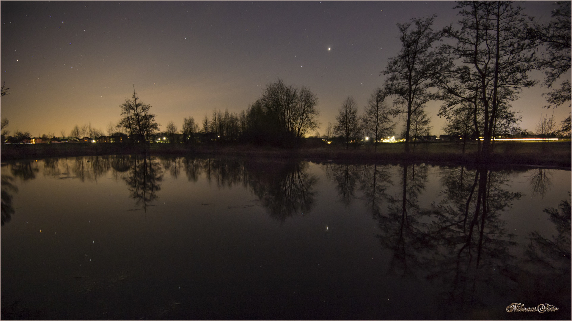 die Jagt nach Sternen nachts am Teich