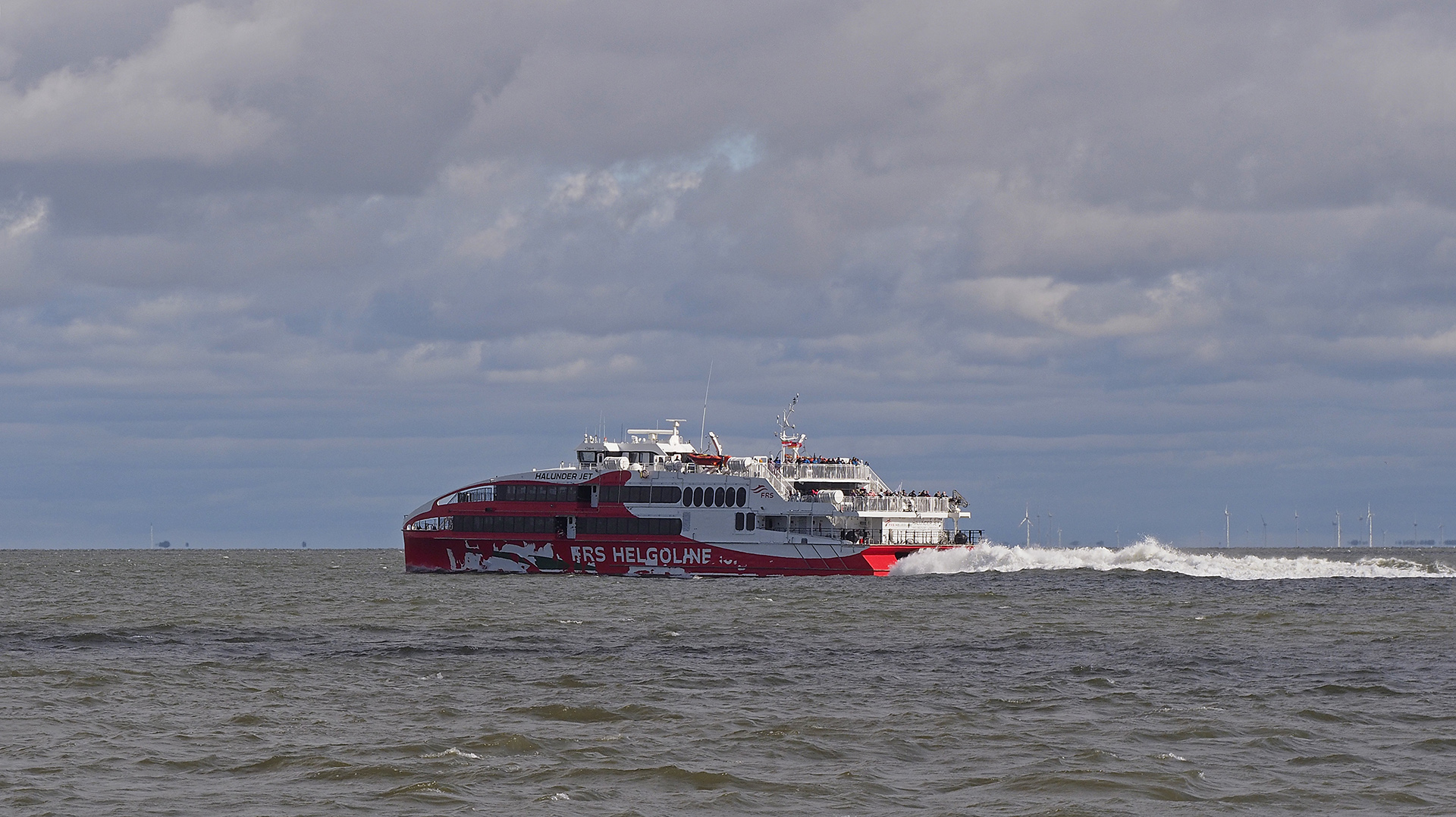 Die Jet-Schnellfähre von Hamburg über Cuxhaven nach Helgoland fährt auf der Aussenelbe seewärts 