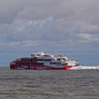 Die Jet-Schnellfähre von Hamburg über Cuxhaven nach Helgoland fährt auf der Aussenelbe seewärts 