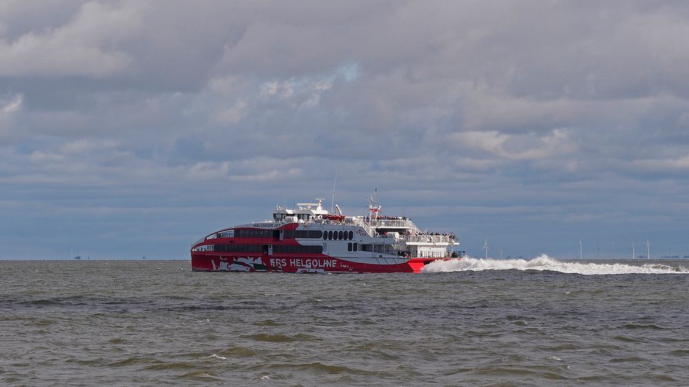 Die Jet-Schnellfähre von Hamburg über Cuxhaven nach Helgoland fährt auf der Aussenelbe seewärts 