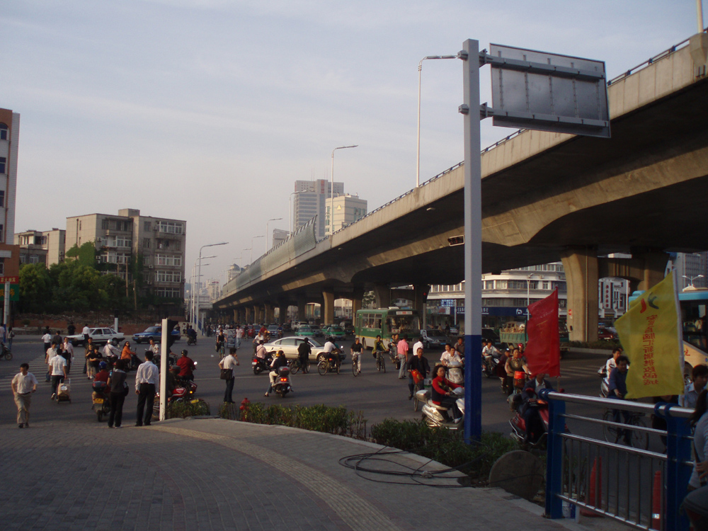 Die Jinzhai Lu hat jetzt eine verkehrsberuhigte Hochstraße