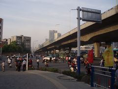 Die Jinzhai Lu hat jetzt eine verkehrsberuhigte Hochstraße