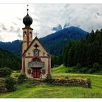 Die Johanneskapelle im Villnößtal vor dem Hochgebirgsmassiv der Geislergruppe