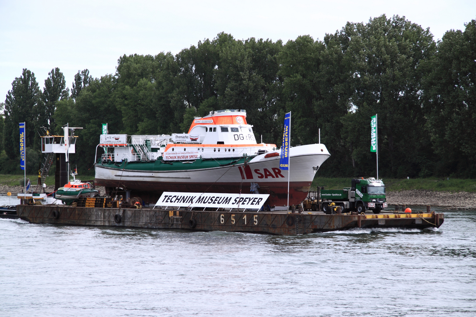 Die John T. Essberger auf dem Weg ins Museum nach Speyer