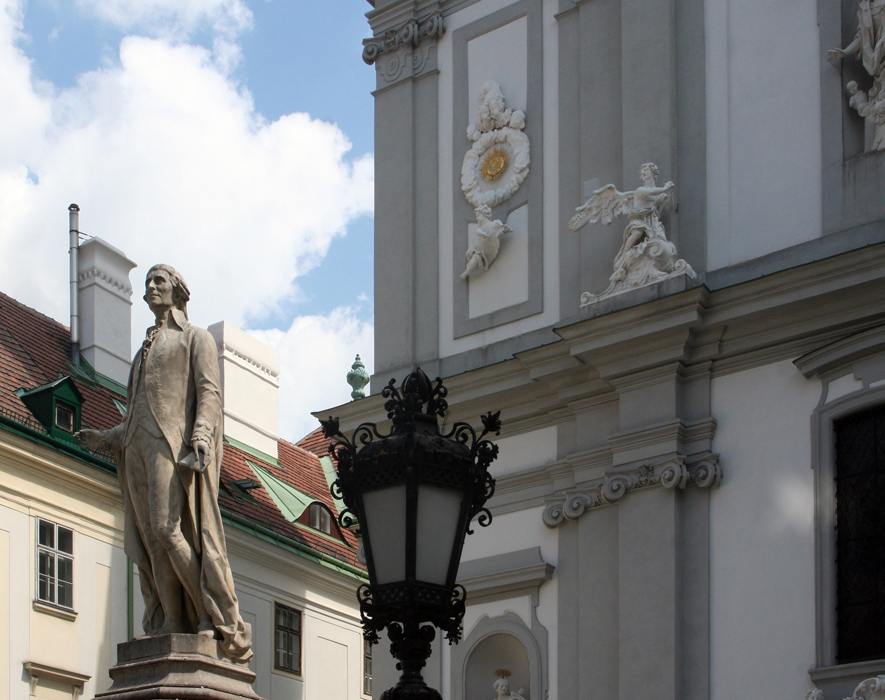 Die Joseph-Haydn-Statue vor der Mariahilfer Kirche