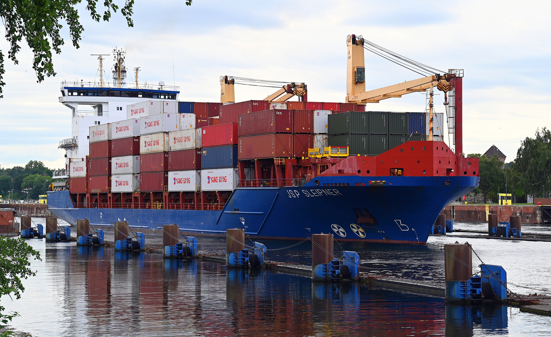 Die JSP SLEIPNER verlässt die Schleuse Kiel Holtenau