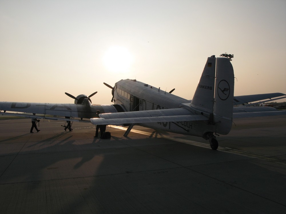 Die Ju 52 im Abenddlicht am Bremer Flughafen.