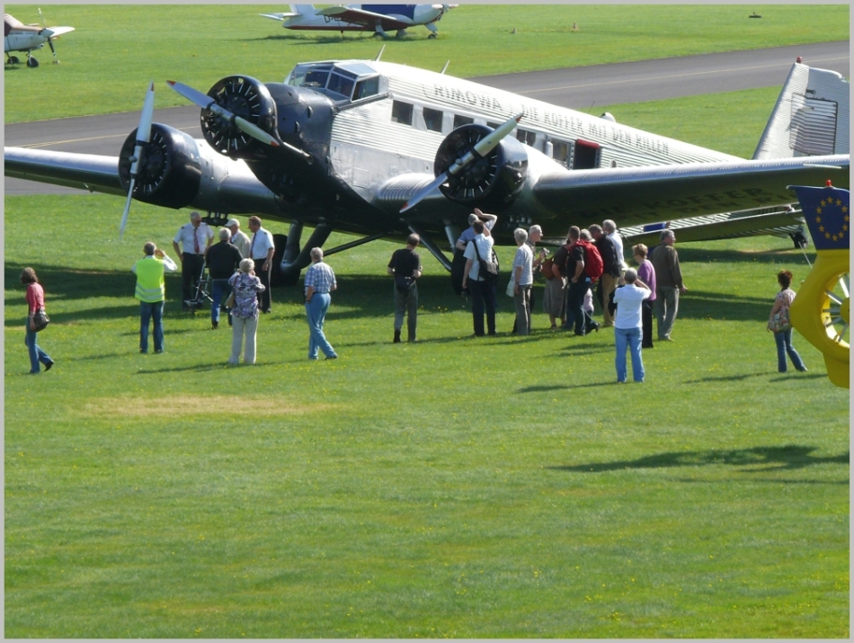 >>> Die Ju 52 vor dem Start zum 45 Minuten dauernden Rundflug 