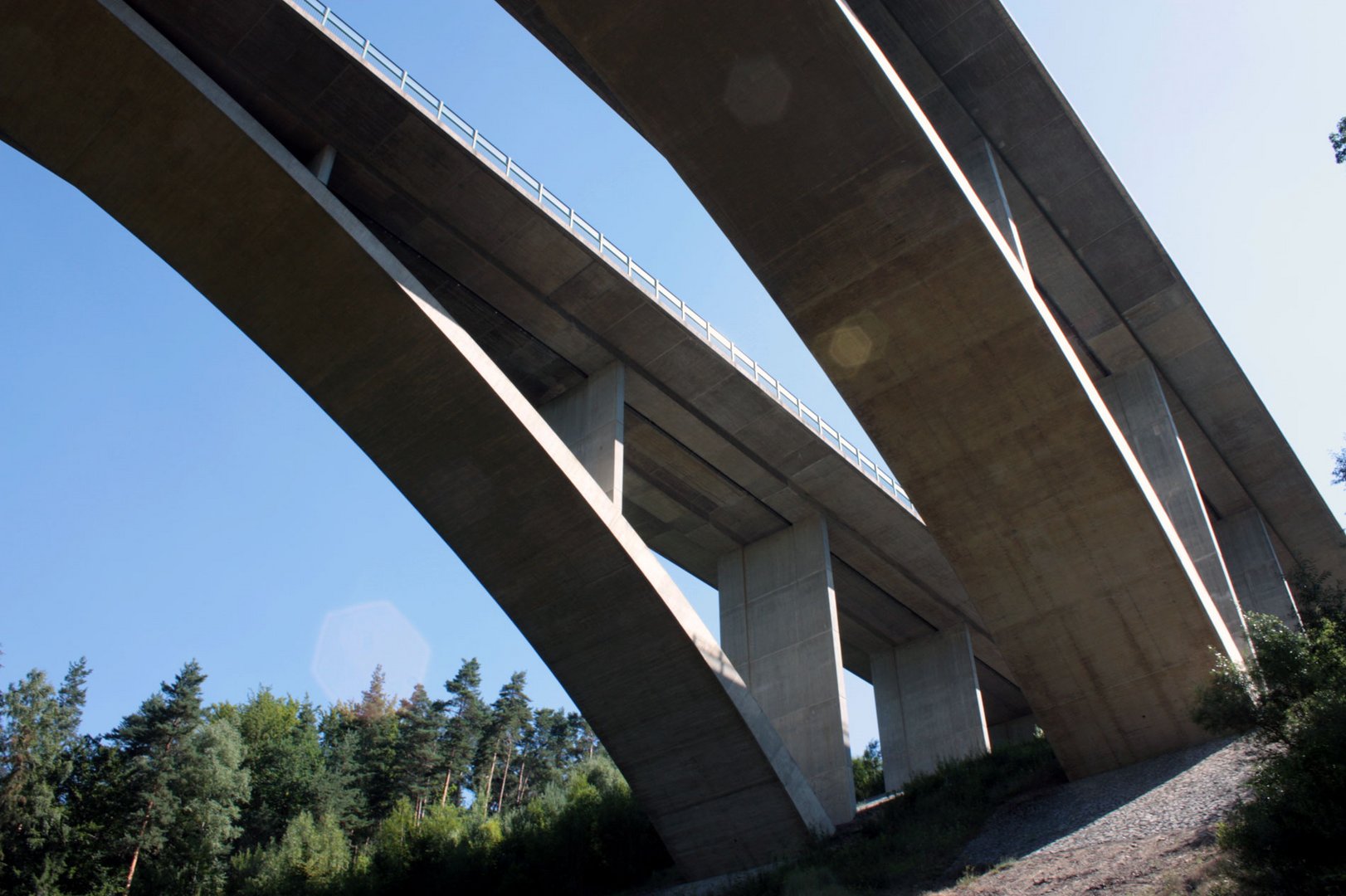 die Jubilarin von unten - Teufelstalbrücke am Hermsdorfer Kreuz