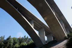 die Jubilarin von unten - Teufelstalbrücke am Hermsdorfer Kreuz