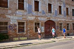 Die Jugend - und alte, marode Fassade