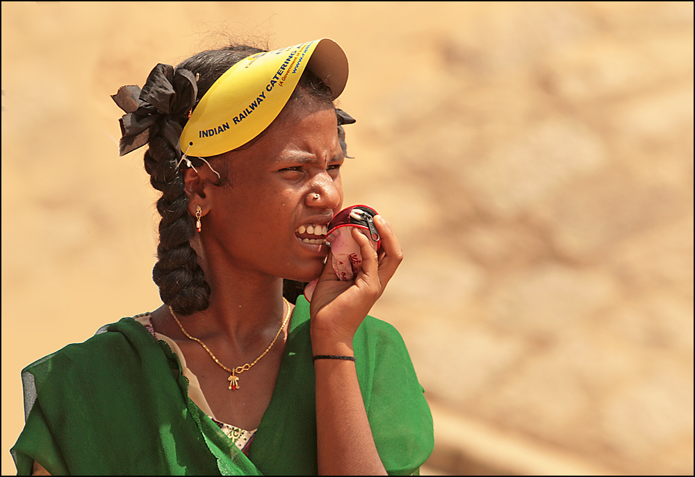 die junge Dame ist von Indian Railway angetan