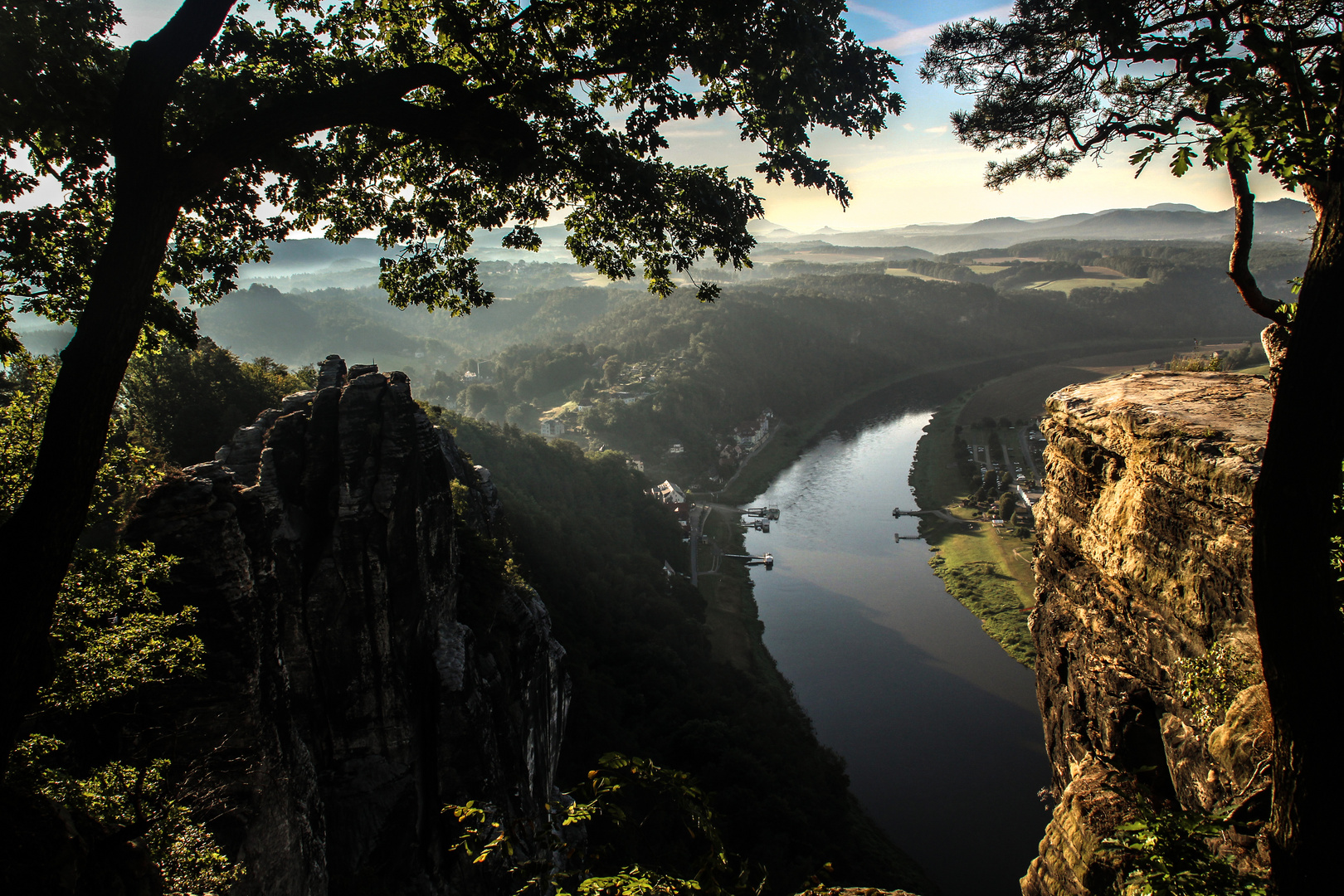 Die junge Elbe am Malerweg früh morgens