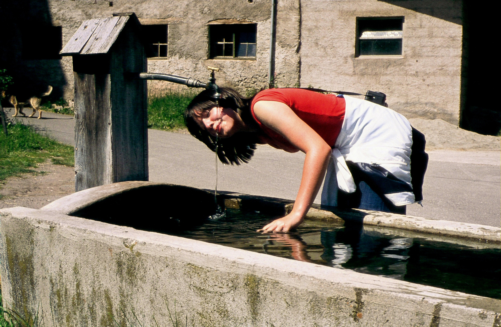 Die junge Frau am Brunnen 