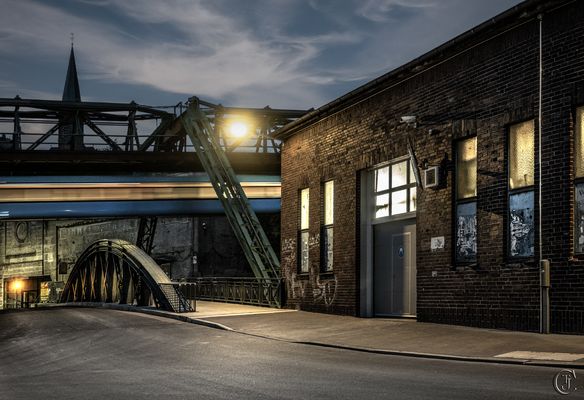 Die Kabelstraße in Wuppertal am Abend, auf der letzten Fahrt der Schwebebahn für diesen Tag ... ...