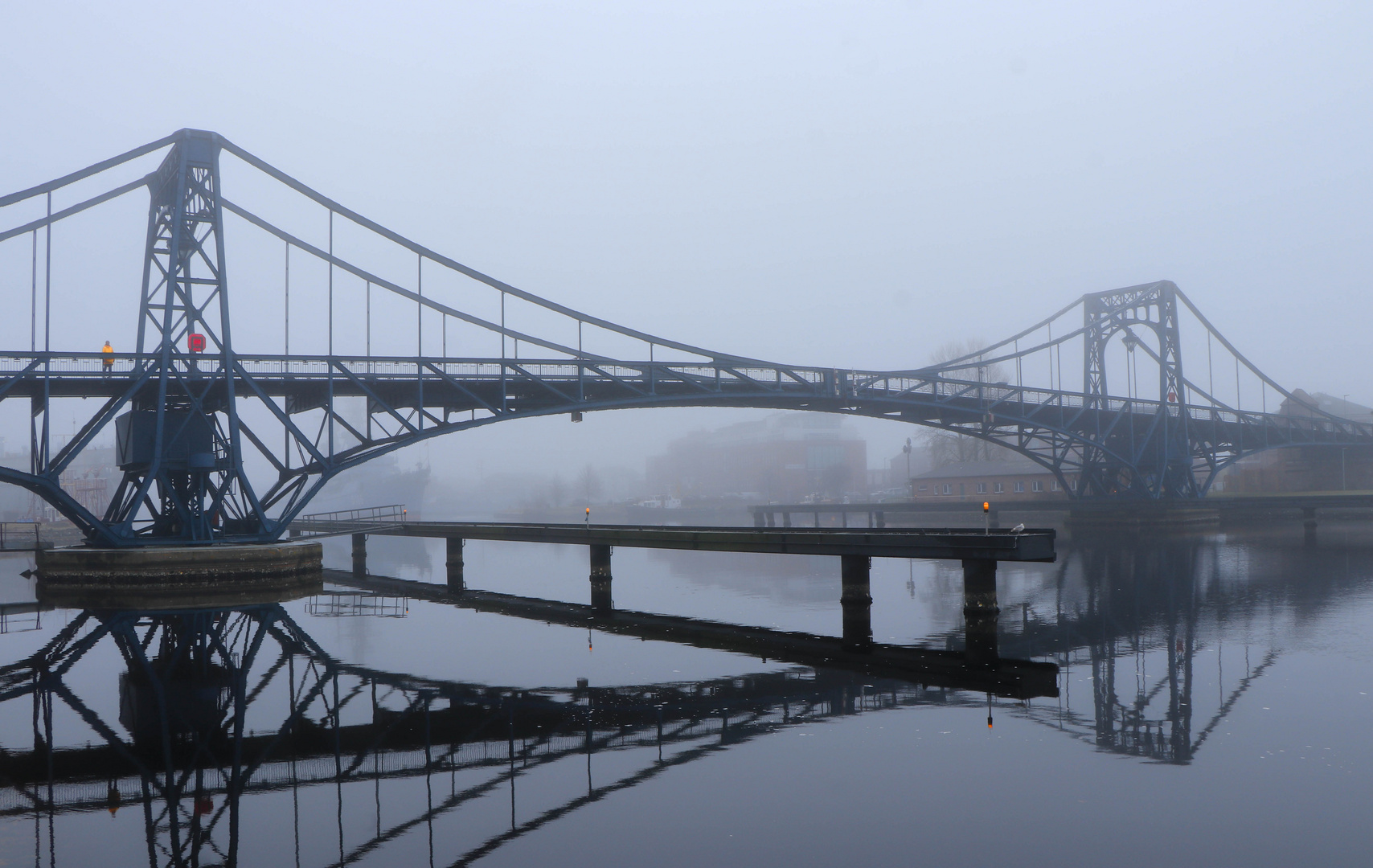 Die Kaiser-Wilhelm Brücke im Nebel