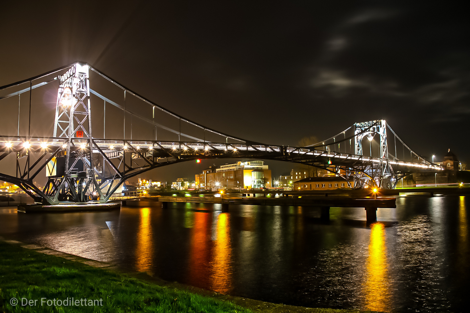 Die Kaiser-Wilhelm-Brücke in Wilhelmshaven bei Nacht.