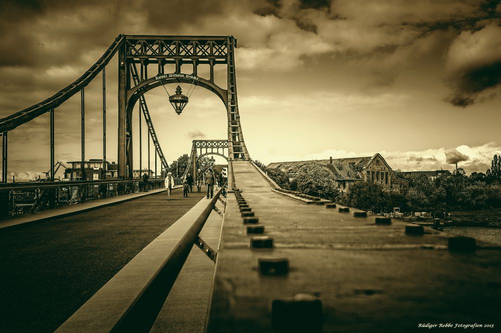 Die Kaiser Wilhelm Brücke mit der Kaiserlichen Werft * Südzentrale *