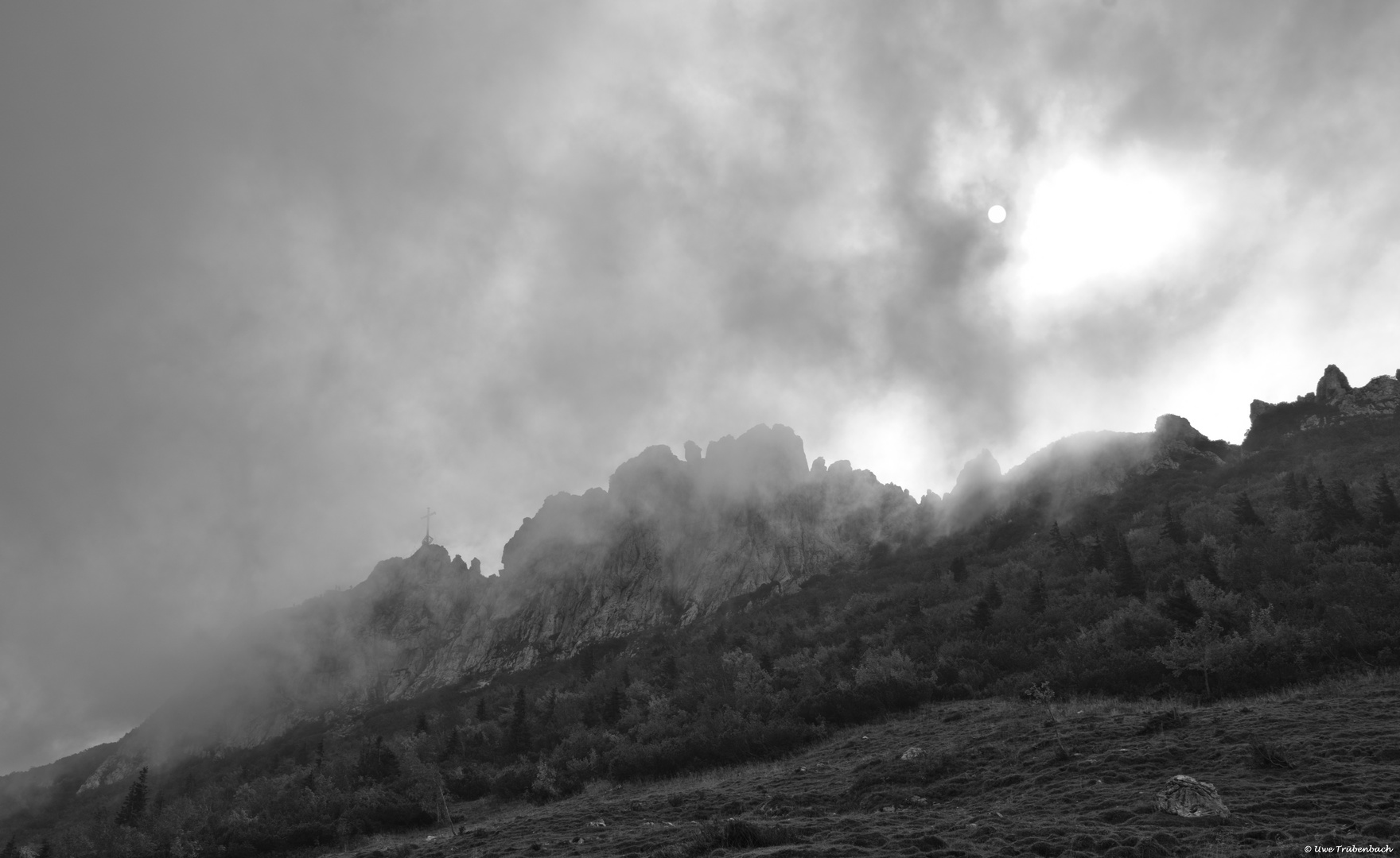 Die Kampenwand im Nebel