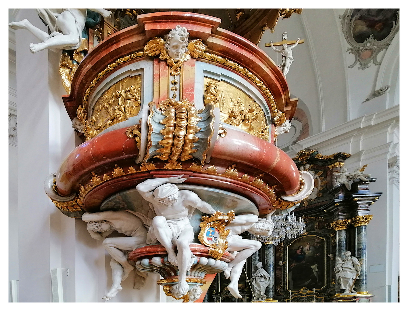 Die Kanzel der Kirche in Schwyz