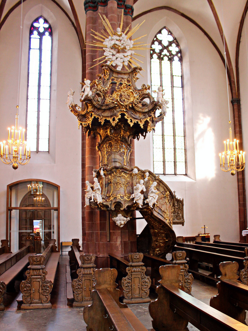 Die Kanzel in der Kirche St. Quintin ...